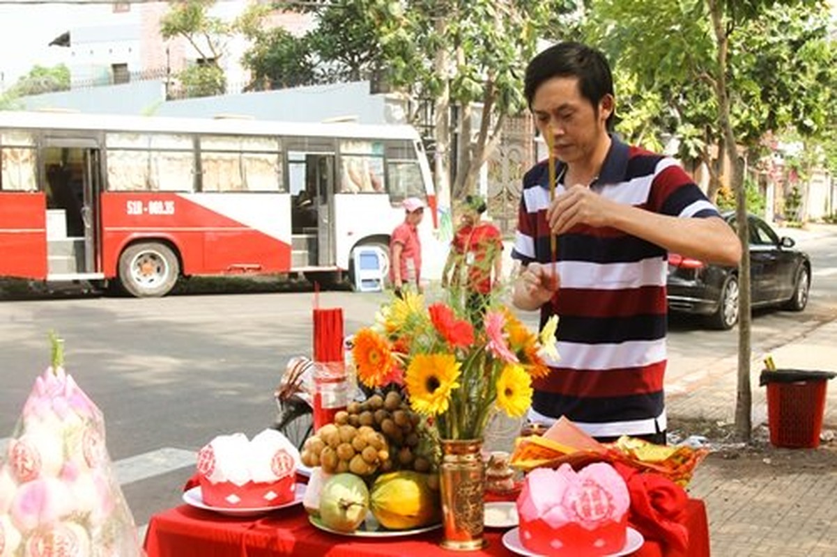 Danh hai Hoai Linh mang dep le ngoi xe sang di dien-Hinh-3